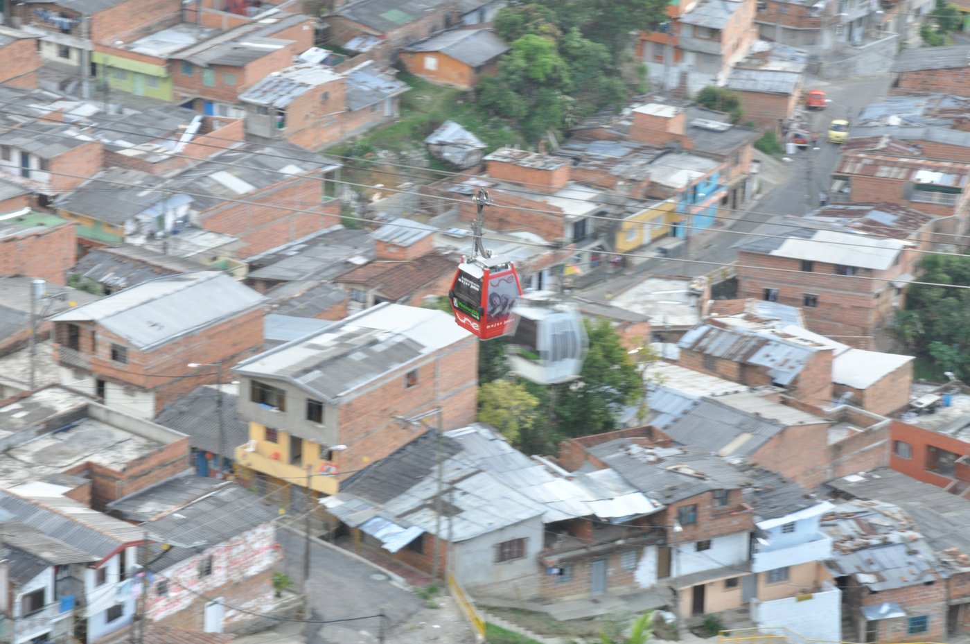 Teleférico de San Miguelito Imagen ilustrativa: cabinas de un teleférico urbano sobre barrios en ladera (Metrocable de Medellín, Colombia). El teleférico de San Miguelito todavía no está construido. Foto: Jorge Láscar / Wikimedia Commons, CC BY 2.0.