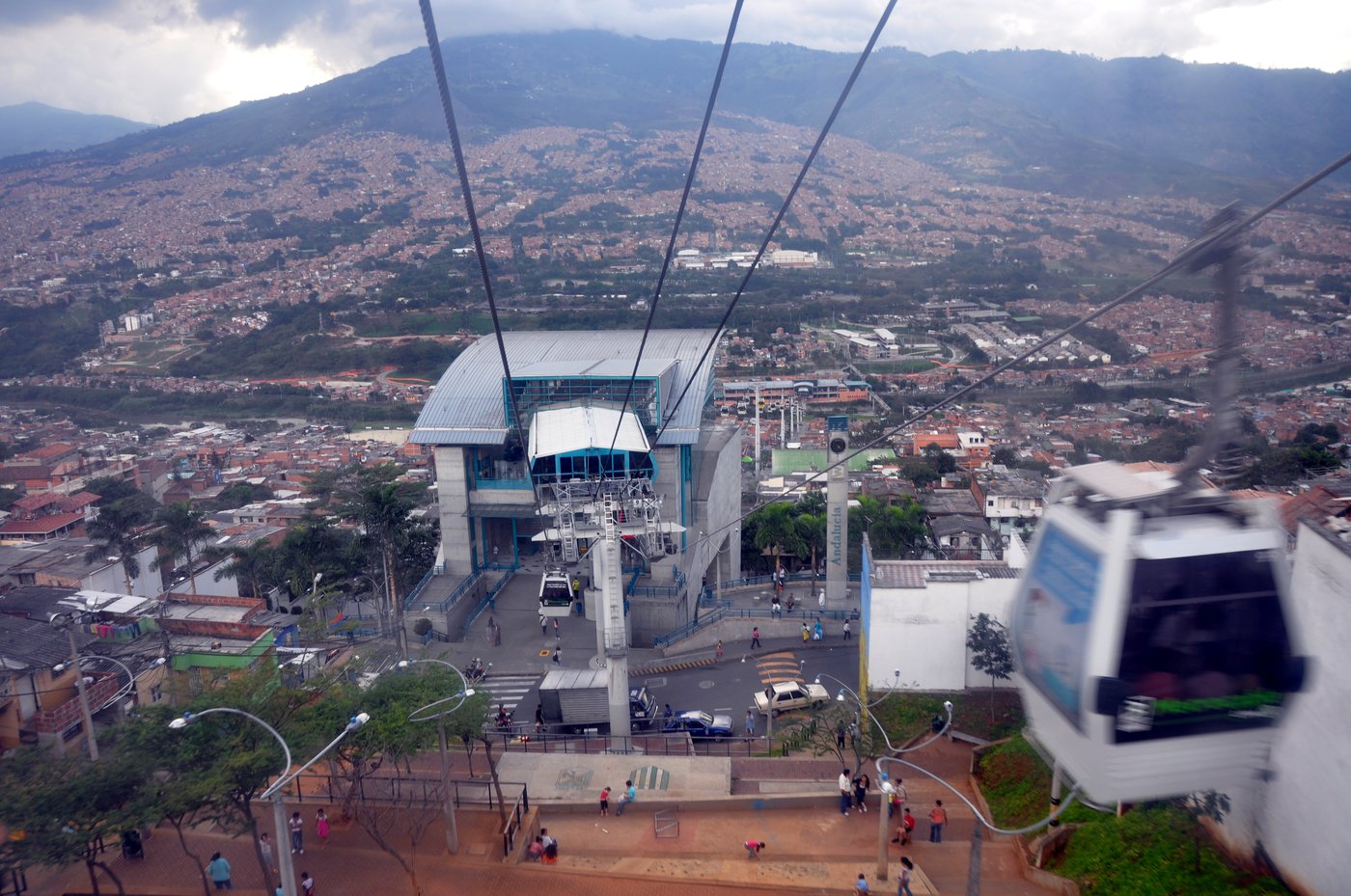 Estaciones del Teleférico de San Miguelito Imagen ilustrativa: estación de un teleférico urbano (Metrocable de Medellín, Colombia). Las estaciones de San Miguelito aún no existen. Foto: Jorge Láscar / Wikimedia Commons, CC BY 2.0.